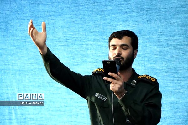 تجلیل دانش آموزان ناحیه یک بهارستان از پاسداران انقلاب اسلامی