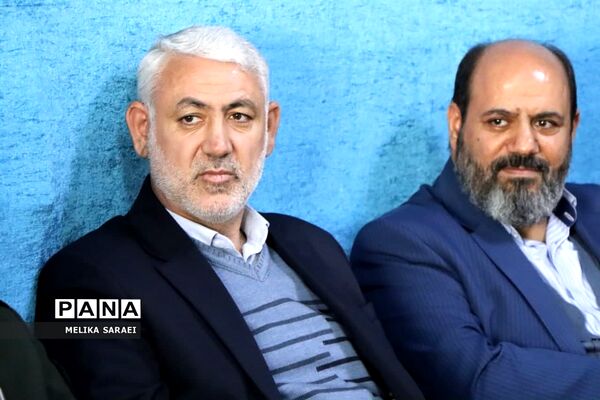 تجلیل دانش آموزان ناحیه یک بهارستان از پاسداران انقلاب اسلامی