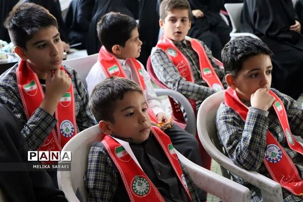 تجلیل دانش آموزان ناحیه یک بهارستان از پاسداران انقلاب اسلامی