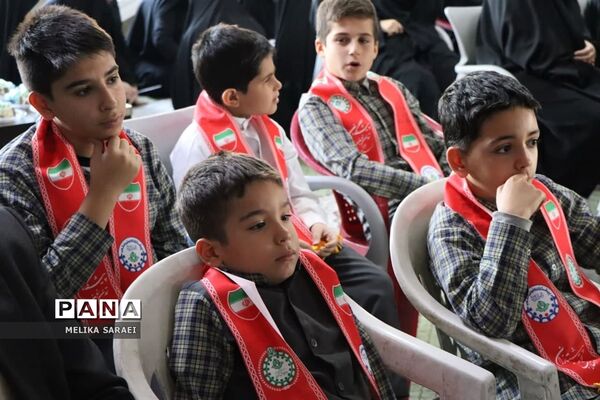 تجلیل دانش آموزان ناحیه یک بهارستان از پاسداران انقلاب اسلامی