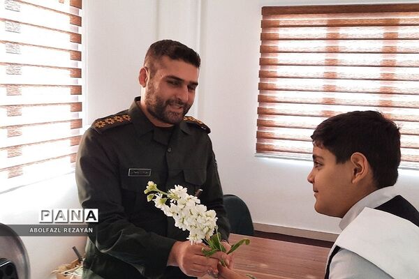 دیدار دانش‌آموزان دبستان پسران آفتاب با پاسداران سپاه ناحیه حضرت روح الله(ره) باقرشهر