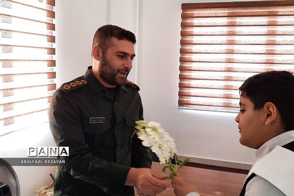 دیدار دانش‌آموزان دبستان پسران آفتاب با پاسداران سپاه ناحیه حضرت روح الله(ره) باقرشهر