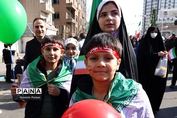 غرفه سازمان دانش‌آموزی و خبرگزاری پانا در مسیر راهپیمایی یوم‌الله ۲۲ بهمن