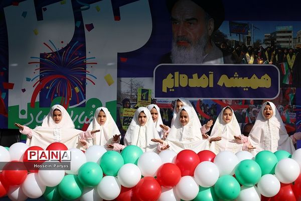 غرفه سازمان دانش‌آموزی و خبرگزاری پانا در مسیر راهپیمایی یوم‌الله ۲۲ بهمن