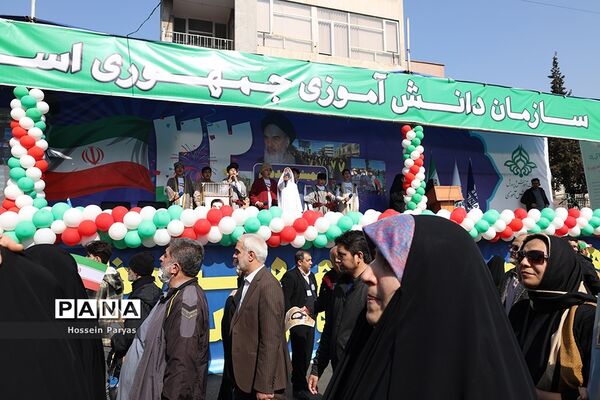 غرفه سازمان دانش‌آموزی و خبرگزاری پانا در مسیر راهپیمایی یوم‌الله ۲۲ بهمن