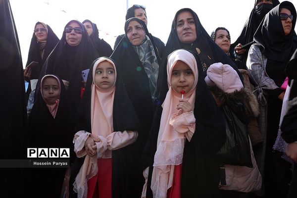 غرفه سازمان دانش‌آموزی و خبرگزاری پانا در مسیر راهپیمایی یوم‌الله ۲۲ بهمن