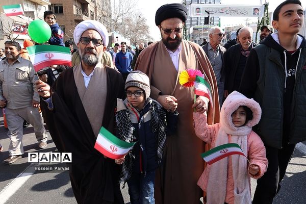 غرفه سازمان دانش‌آموزی و خبرگزاری پانا در مسیر راهپیمایی یوم‌الله ۲۲ بهمن