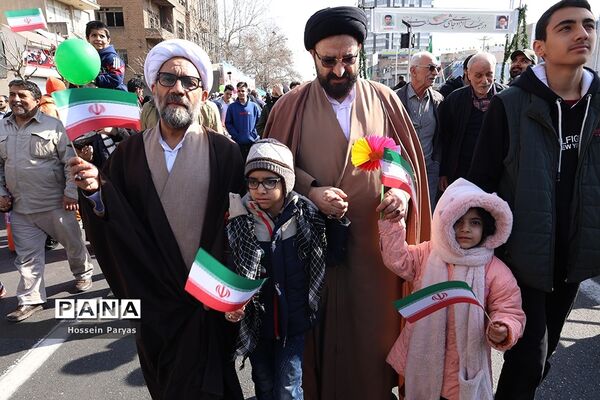 غرفه سازمان دانش‌آموزی و خبرگزاری پانا در مسیر راهپیمایی یوم‌الله ۲۲ بهمن