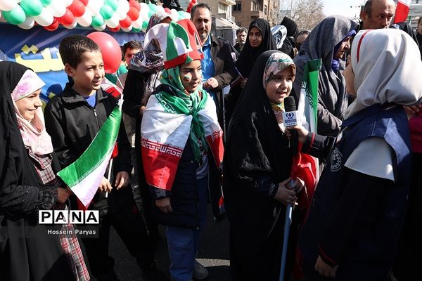 غرفه سازمان دانش‌آموزی و خبرگزاری پانا در مسیر راهپیمایی یوم‌الله ۲۲ بهمن