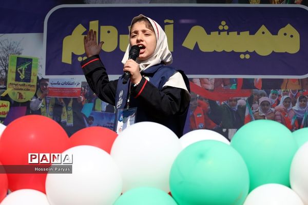 غرفه سازمان دانش‌آموزی و خبرگزاری پانا در مسیر راهپیمایی یوم‌الله ۲۲ بهمن