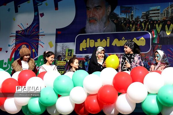 غرفه سازمان دانش‌آموزی و خبرگزاری پانا در مسیر راهپیمایی یوم‌الله ۲۲ بهمن