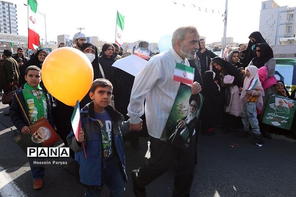غرفه سازمان دانش‌آموزی و خبرگزاری پانا در مسیر راهپیمایی یوم‌الله ۲۲ بهمن