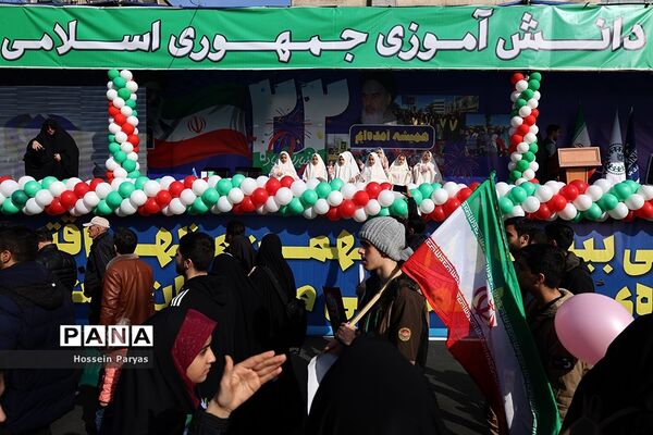 غرفه سازمان دانش‌آموزی و خبرگزاری پانا در مسیر راهپیمایی یوم‌الله ۲۲ بهمن