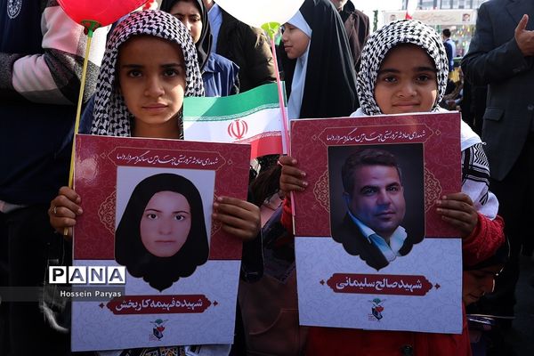 غرفه سازمان دانش‌آموزی و خبرگزاری پانا در مسیر راهپیمایی یوم‌الله ۲۲ بهمن