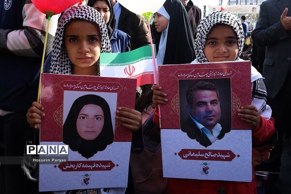 غرفه سازمان دانش‌آموزی و خبرگزاری پانا در مسیر راهپیمایی یوم‌الله ۲۲ بهمن