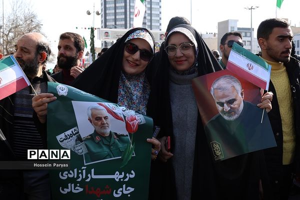 غرفه سازمان دانش‌آموزی و خبرگزاری پانا در مسیر راهپیمایی یوم‌الله ۲۲ بهمن