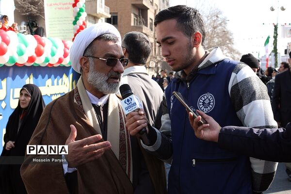 غرفه سازمان دانش‌آموزی و خبرگزاری پانا در مسیر راهپیمایی یوم‌الله ۲۲ بهمن
