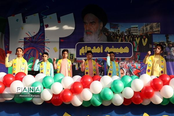 غرفه سازمان دانش‌آموزی و خبرگزاری پانا در مسیر راهپیمایی یوم‌الله ۲۲ بهمن