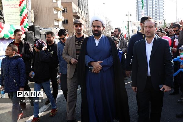 غرفه سازمان دانش‌آموزی و خبرگزاری پانا در مسیر راهپیمایی یوم‌الله ۲۲ بهمن