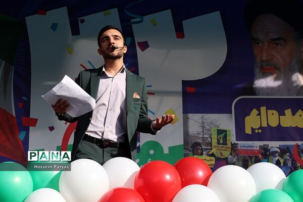 غرفه سازمان دانش‌آموزی و خبرگزاری پانا در مسیر راهپیمایی یوم‌الله ۲۲ بهمن
