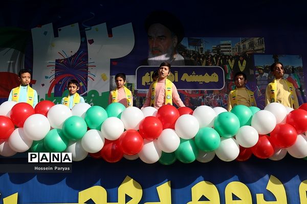 غرفه سازمان دانش‌آموزی و خبرگزاری پانا در مسیر راهپیمایی یوم‌الله ۲۲ بهمن