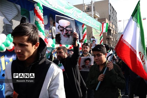 غرفه سازمان دانش‌آموزی و خبرگزاری پانا در مسیر راهپیمایی یوم‌الله ۲۲ بهمن