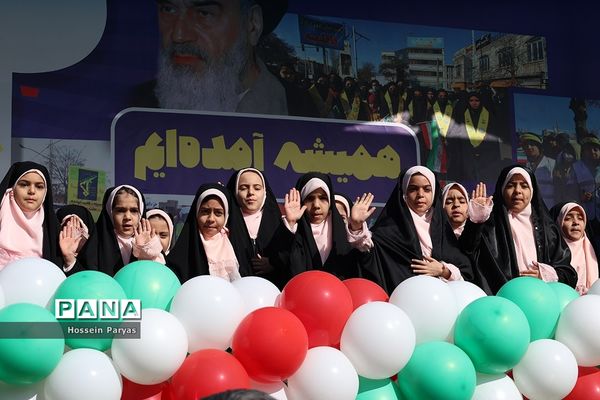 غرفه سازمان دانش‌آموزی و خبرگزاری پانا در مسیر راهپیمایی یوم‌الله ۲۲ بهمن