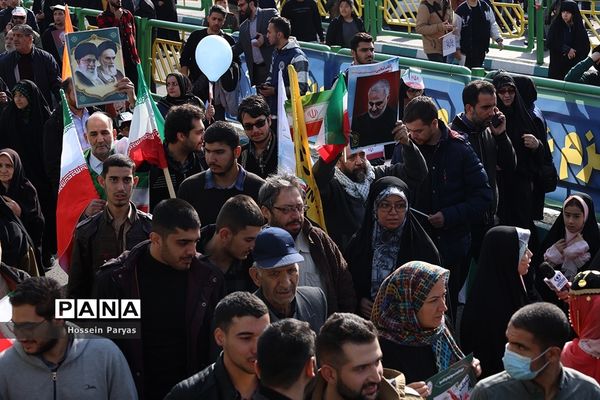 غرفه سازمان دانش‌آموزی و خبرگزاری پانا در مسیر راهپیمایی یوم‌الله ۲۲ بهمن