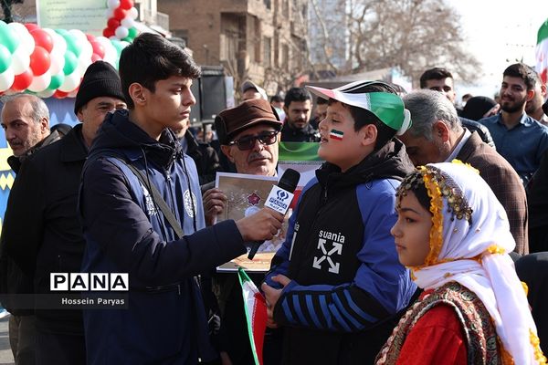 غرفه سازمان دانش‌آموزی و خبرگزاری پانا در مسیر راهپیمایی یوم‌الله ۲۲ بهمن