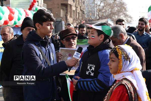غرفه سازمان دانش‌آموزی و خبرگزاری پانا در مسیر راهپیمایی یوم‌الله ۲۲ بهمن