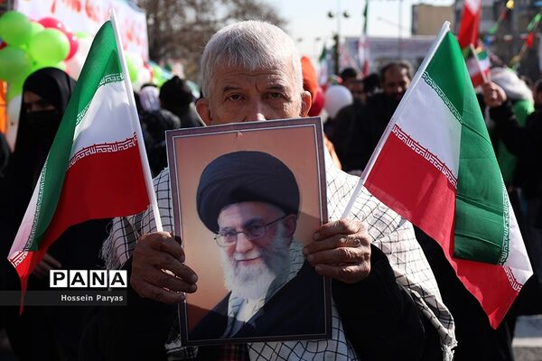غرفه سازمان دانش‌آموزی و خبرگزاری پانا در مسیر راهپیمایی یوم‌الله ۲۲ بهمن