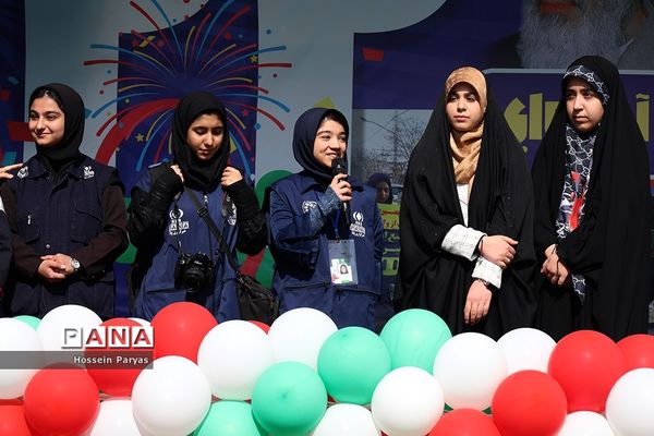 غرفه سازمان دانش‌آموزی و خبرگزاری پانا در مسیر راهپیمایی یوم‌الله ۲۲ بهمن