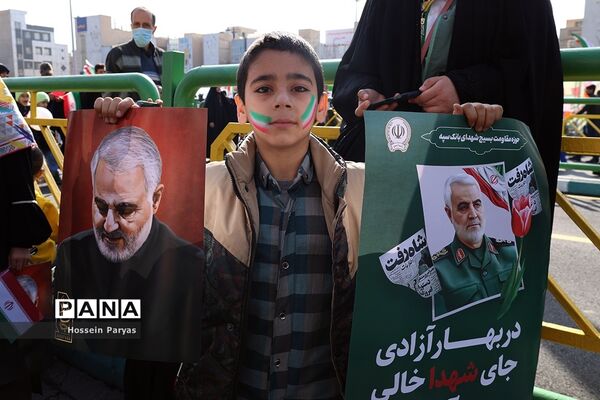 غرفه سازمان دانش‌آموزی و خبرگزاری پانا در مسیر راهپیمایی یوم‌الله ۲۲ بهمن