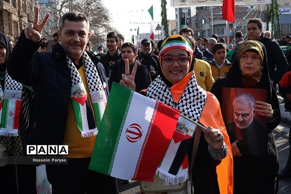 غرفه سازمان دانش‌آموزی و خبرگزاری پانا در مسیر راهپیمایی یوم‌الله ۲۲ بهمن