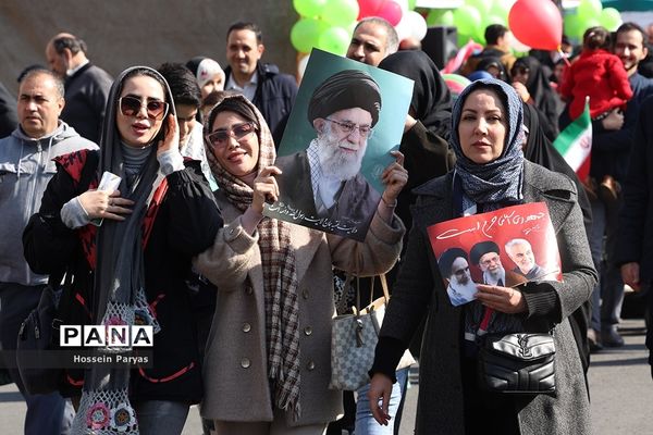 غرفه سازمان دانش‌آموزی و خبرگزاری پانا در مسیر راهپیمایی یوم‌الله ۲۲ بهمن