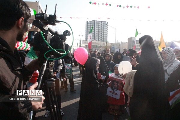 حضور دانش‌آموز خبرنگاران پانا شهرستان‌های استان تهران در راهپیمایی ۲۲ بهمن