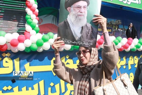 حضور دانش‌آموز خبرنگاران پانا شهرستان‌های استان تهران در راهپیمایی ۲۲ بهمن