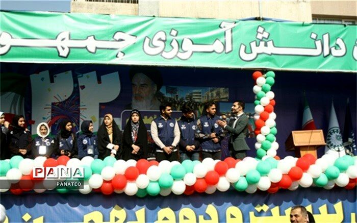 حضور دانش‌آموز‌خبرنگاران پانا شهرستان‌های استان‌ تهران در غرفه خبرگزاری پانا در مسیر راهپیمایی ۲۲بهمن