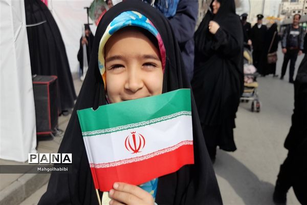 بوسه کودکان بر پرچم ایرانِ جان