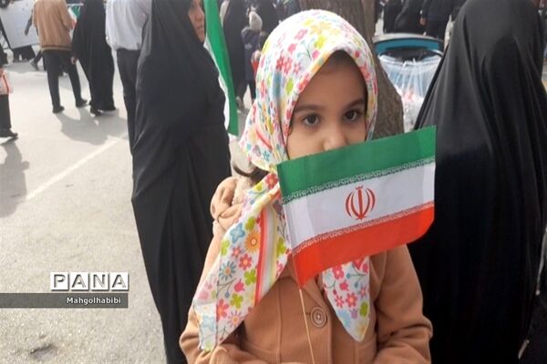 بوسه کودکان بر پرچم ایرانِ جان