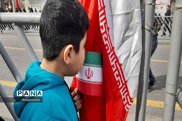 بوسه کودکان بر پرچم ایرانِ جان
