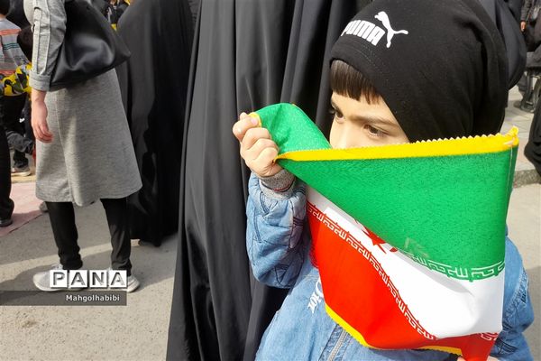 بوسه کودکان بر پرچم ایرانِ جان