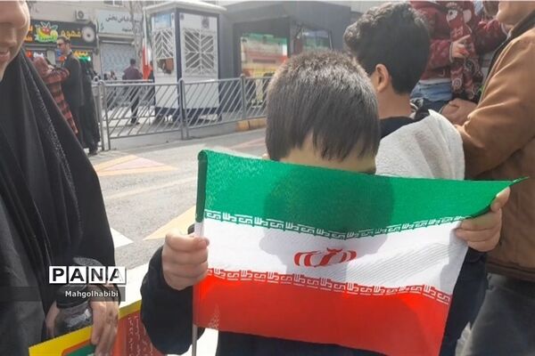 بوسه کودکان بر پرچم ایرانِ جان
