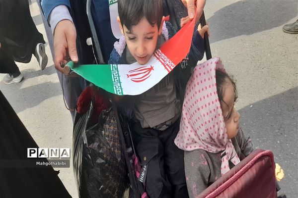 بوسه کودکان بر پرچم ایرانِ جان