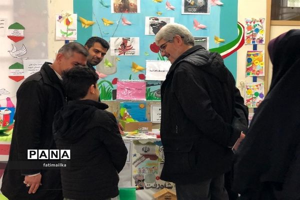 بازدید فرماندار فیروزکوه از نمایشگاه دستاوردهای دانش‌آموزی در شهرستان فیروزکوه