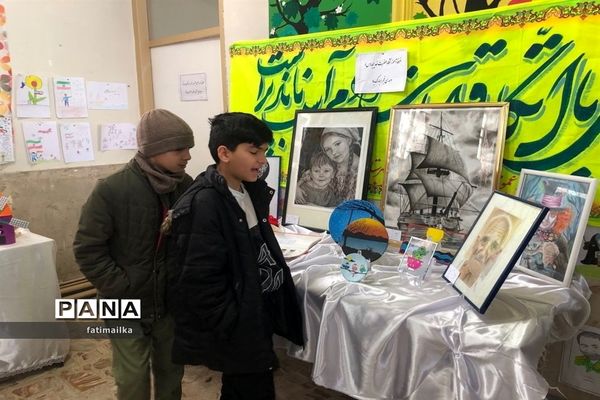 بازدید فرماندار فیروزکوه از نمایشگاه دستاوردهای دانش‌آموزی در شهرستان فیروزکوه