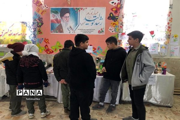بازدید فرماندار فیروزکوه از نمایشگاه دستاوردهای دانش‌آموزی در شهرستان فیروزکوه