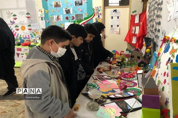 بازدید فرماندار فیروزکوه از نمایشگاه دستاوردهای دانش‌آموزی در شهرستان فیروزکوه