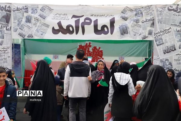 برپایی غرفه سازمان دانش‌آموزی خراسان جنوبی در راهپیمایی 22 بهمن