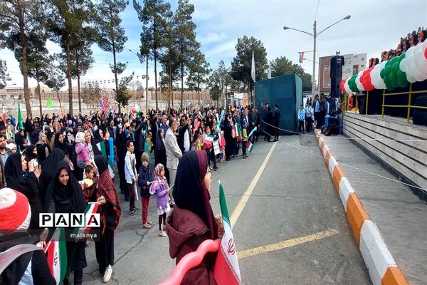 برپایی غرفه سازمان دانش‌آموزی خراسان جنوبی در راهپیمایی 22 بهمن